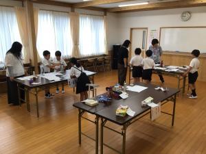 作品展を見る子どもたち