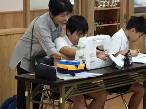 地域の方に教わる様子